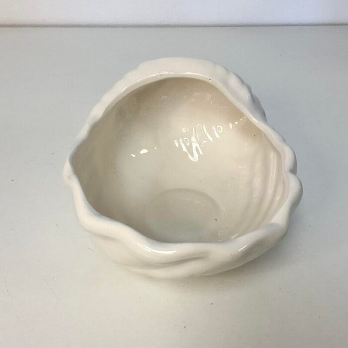 vintage coastal chic hollywood regency seashell planter in white ceramic 9287